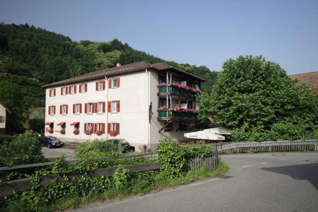 Gasthof Und Pension Zum Kreuz Lautenbach Exterior foto